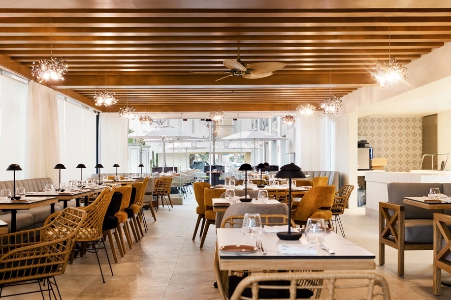 Mesas elegantes en interiores y exteriores en Savia Restaurant