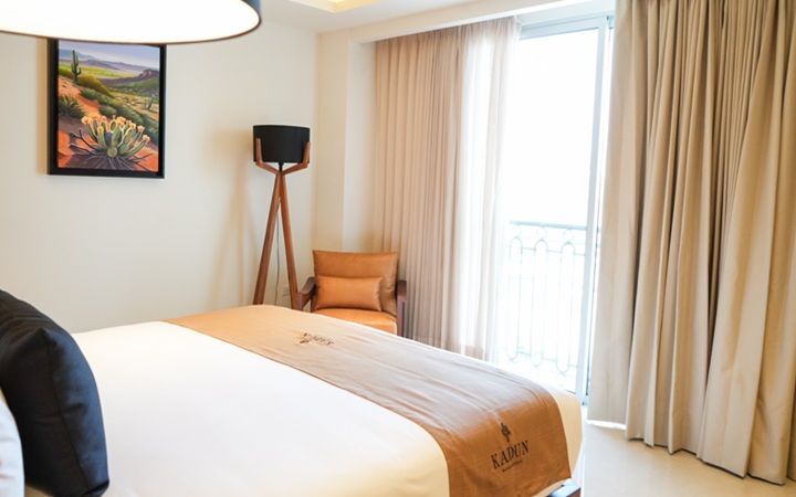 Suite Scenic Studio de estilo boutique con un balcón privado, un moderno sillón decorativo y vistas panorámicas en Kadun Hotel Boutique.