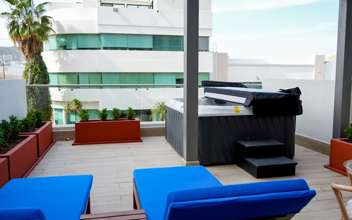 Terraza al aire libre privada con una atractiva tina de hidromasaje/jacuzzi integrada y camastros premium en Kadun Hotel Boutique.